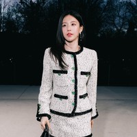 Dalam video yang beredar, Go Youn Jung tampak ragu sebelum melepas selimut tersebut dan berujar “dingin” kepada stafnya. Meski begitu, ia akhirnya kembali memperlihatkan keseluruhan look-nya seperti saat tiba di Grand Palais. Foto: dok. X