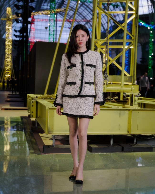 Setelah fashion show Chanel berakhir, Go Youn Jung terlihat sudah membalutkan selimut berwarna krem di pinggangnya. Ia hendak pulang dan menuruni tangga, namun dicegat oleh salah satu staff yang meminta selimut itu dibuka. Foto: dok. X