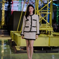 Setelah fashion show Chanel berakhir, Go Youn Jung terlihat sudah membalutkan selimut berwarna krem di pinggangnya. Ia hendak pulang dan menuruni tangga, namun dicegat oleh salah satu staff yang meminta selimut itu dibuka. Foto: dok. X