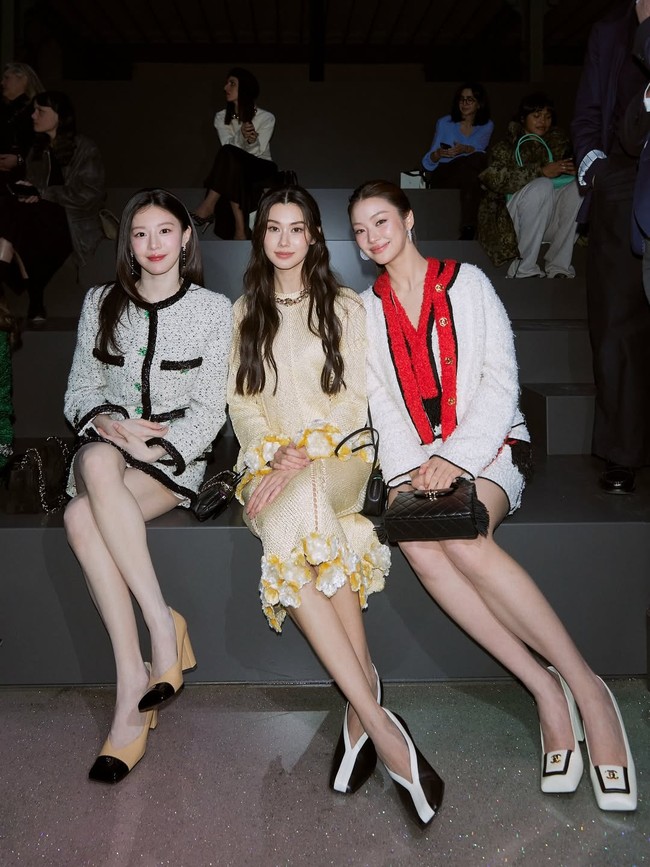 Ia duduk di front row bersama dua aktris Thailand, Lorena Schuett dan Miu Natsha. Interaksi mereka turut menjadi sorotan fans. Foto: dok. X