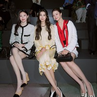 Ia duduk di front row bersama dua aktris Thailand, Lorena Schuett dan Miu Natsha. Interaksi mereka turut menjadi sorotan fans. Foto: dok. X