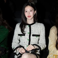 Gaya Go Youn Jung Viral Pakai Selimut, Kedinginan di Fashion Show Chanel
