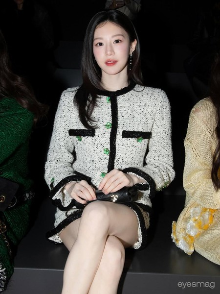 Gaya Go Youn Jung Viral Pakai Selimut, Kedinginan di Fashion Show Chanel