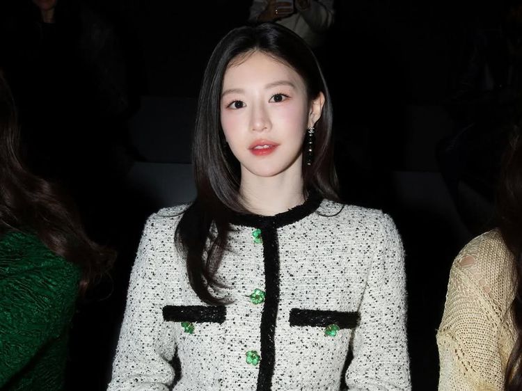 Gaya Go Youn Jung Viral Pakai Selimut, Kedinginan di Fashion Show Chanel