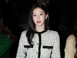 Gaya Go Youn Jung Viral Pakai Selimut, Kedinginan di Fashion Show Chanel