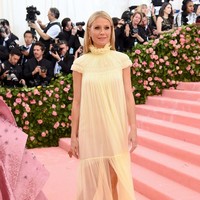Gwyneth Paltrow Sindir Artis Pakai Kostum Hot Dog di Met Gala