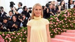 Gwyneth Paltrow Sindir Artis Pakai Kostum Hot Dog di Met Gala