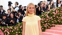 Gwyneth Paltrow Sindir Artis Pakai Kostum Hot Dog di Met Gala
