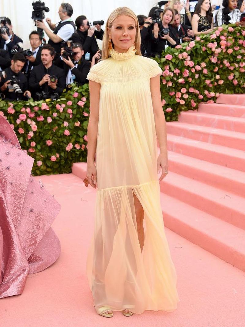 Gwyneth Paltrow Sindir Artis Pakai Kostum Hot Dog di Met Gala