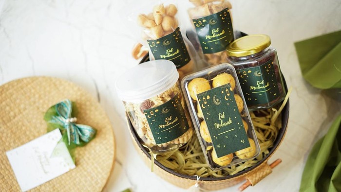 Ramadhan gift. Hampers moslem theme for celebrete the holy, bake snack, nastar, bakery, cookies, pudiing, chococips, roll cake, castangel.with greeting card and green accessories on white background