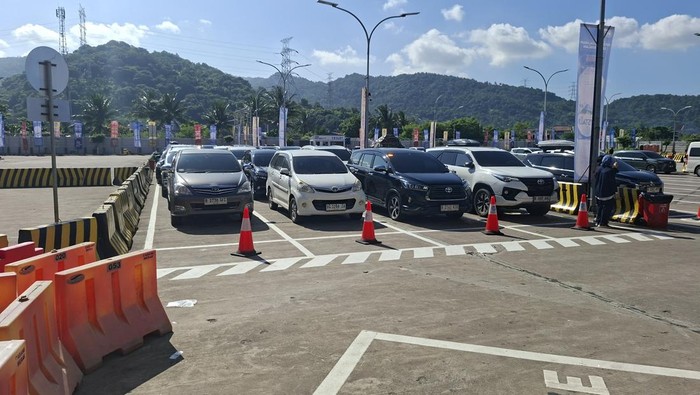 Hari Pertama Operasi Ketupat, Petugas Halau Truk Masuk Pelabuhan Merak