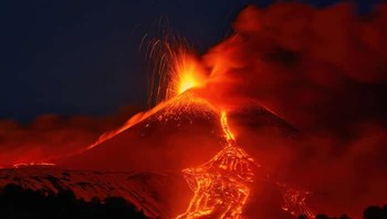 Pemenang Hadiah Utama: Letusan Dahsyat Etna oleh Gianluca Gianferrari. Di atas Gunung Etna di Sisilia, lapili yang bercahaya meletus di tengah latar belakang salju, menciptakan kontras yang mencolok. Semburan api tersebut mendarat di salju yang baru turun, membentuk kaleidoskop warna di bawah langit malam. Ini adalah bukti keindahan alam yang tak terduga, di mana kekuatan penghancur menyatu dengan ketenangan dalam pelukan singkat yang abadi diabadikan oleh lensa kamera. Foto: HIPA Awards