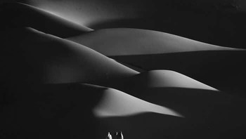 Juara 3:Hitam Putih, Matahari Terbenam di Atas Pasir Karya Yousef Bin Shakar Al Zaabi Foto: HIPA Awards