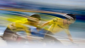 Fotografi Olahraga, Juara 3: The Madison Oleh Masatoshi Ujihara. Saat pergantian pembalap di nomor Madison pada Japan Track Cup, dua pembalap saling berpegangan tangan, satu mendorong yang lain dengan kekuatan eksplosif Foto: HIPA Awards