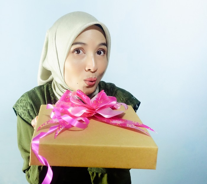 Ilustrasi wanita memegang hampers