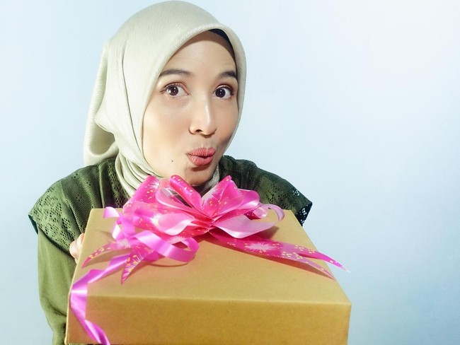 Ilustrasi wanita memegang hampers