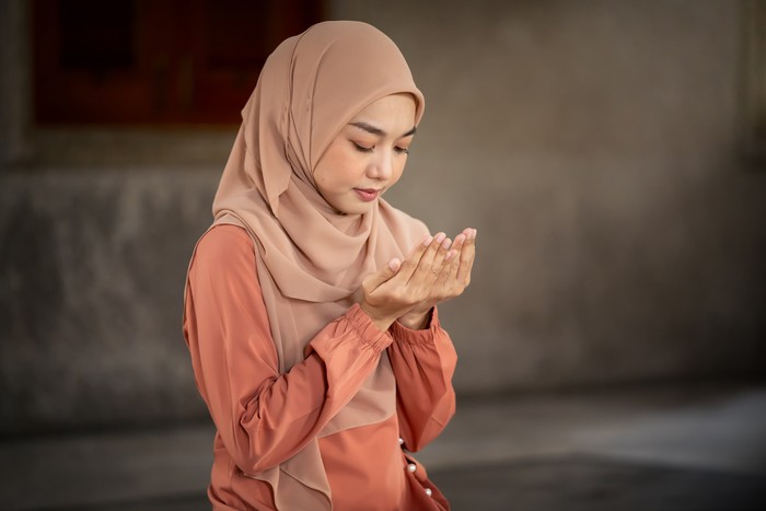 Ilustrasi wanita muslim berdoa