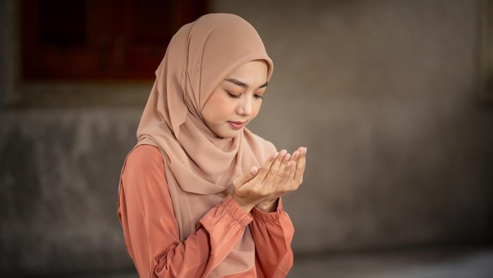 Ilustrasi wanita muslim berdoa