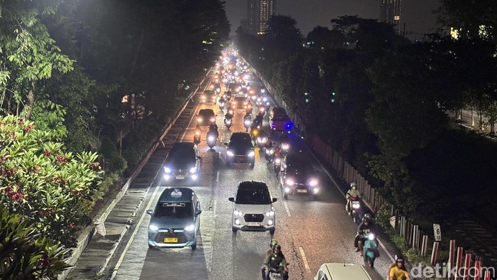 Jalan Ahmad Yani arah keluar Surabaya padat jelang libur Lebaran.