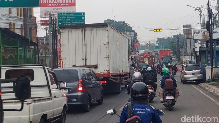 Jalan Raya Padalarang dipadati kendaraan Jelang Idul Fitri