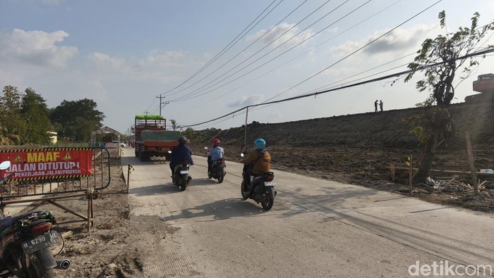 Suasana di Jalan Semarang - Purwodadi, perbatasan Kabupaten Demak dan Grobogan usai tanggul jebol dan jalan putus selesai diperbaiki dan difungsikan kembali, Jumat (13/3/2026) sore.