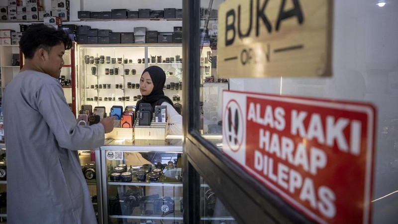 Pelanggan mencoba ponsel iPhone di gerai Adamasanyaforlife, Kota Cimahi, Jawa Barat, Jumat (13/3/2026). Menurut pelaku usaha, menjelang Lebaran permintaan sewa ponsel iPhone dengan tarif Rp25 ribu hingga Rp400 ribu per hari itu mengalami peningkatan 100 persen atau 50 sampai 60 unit per hari dibandingkan hari biasa yang hanya 25 unit per hari. ANTARA FOTO/Abdan Syakura