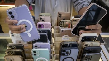 Jika pada hari normal penyewaan hanya berkisar sekitar 25 unit per hari, menjelang Lebaran jumlahnya melonjak menjadi 50 hingga 60 unit per hari. Tarif sewa yang ditawarkan pun bervariasi, mulai dari Rp25 ribu hingga Rp400 ribu per hari, tergantung tipe dan spesifikasi ponsel yang dipilih. ANTARA FOTO/Abdan Syakura