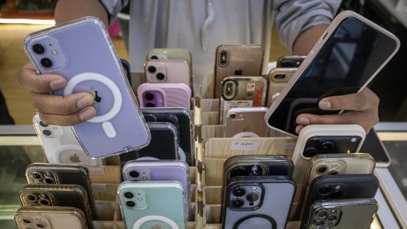 Pelanggan mencoba ponsel iPhone di gerai Adamasanyaforlife, Kota Cimahi, Jawa Barat, Jumat (13/3/2026). Menurut pelaku usaha, menjelang Lebaran permintaan sewa ponsel iPhone dengan tarif Rp25 ribu hingga Rp400 ribu per hari itu mengalami peningkatan 100 persen atau 50 sampai 60 unit per hari dibandingkan hari biasa yang hanya 25 unit per hari. ANTARA FOTO/Abdan Syakura