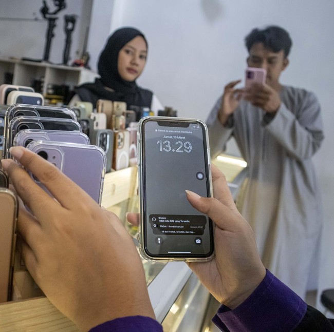Jelang Lebaran, Bisnis Sewa iPhone di Cimahi Diserbu Pelanggan