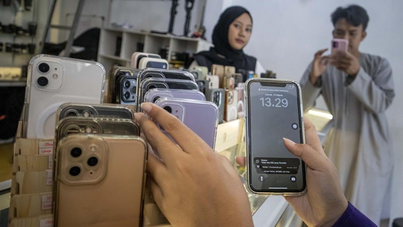 Pelanggan mencoba ponsel iPhone di gerai Adamasanyaforlife, Kota Cimahi, Jawa Barat, Jumat (13/3/2026). Menurut pelaku usaha, menjelang Lebaran permintaan sewa ponsel iPhone dengan tarif Rp25 ribu hingga Rp400 ribu per hari itu mengalami peningkatan 100 persen atau 50 sampai 60 unit per hari dibandingkan hari biasa yang hanya 25 unit per hari. ANTARA FOTO/Abdan Syakura