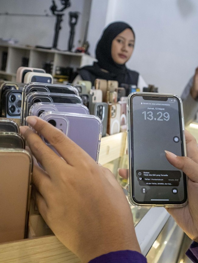 Jelang Lebaran, Bisnis Sewa iPhone di Cimahi Diserbu Pelanggan