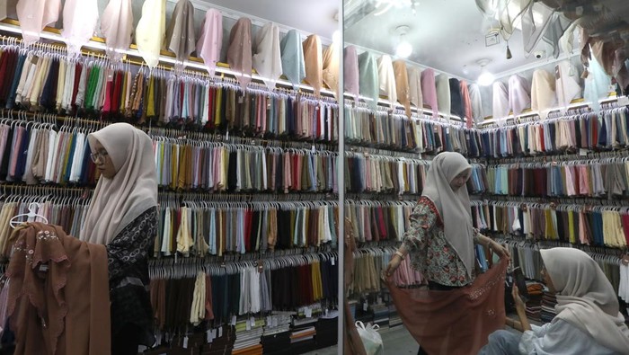 Warga memilih pakaian di pusat perbelanjaan Pasar Atjeh, Banda Aceh, Aceh, Jumat, (13/3/2026). Sejumlah pusat perbelanjaan di Kota Banda Aceh mulai dipadati pengunjung dari Kabupaten Pidie, Pidie Jaya, Aceh Besar, Aceh Jaya dan Kabuoaten Aceh Barat untuk membeli berbagai kebutuhan Idul Fitri 1447 Hijriah. ANTARA FOTO/Irwansyah Putra