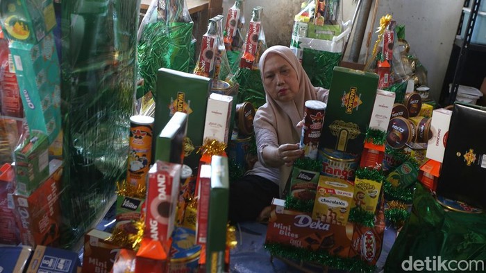 Para pekerja menyelesaikan produksi parsel lebaran di toko Palugadadotcom, Pondok Aren, Tangerang Selatan, Banten, Jumat (13/3/2026).   Toko ini menjual parcel hingga 3.214 pcs dengan harga paling murah Rp 58.000 dan paling mahal Rp 3,5 juta. Paket parcel paing diminati konsumen berupa paet seharga Rp 250.000.  Sistem penjualan menggunakan metode pre order (PO) dan langsung penuh H-15 Ramadan.Saat memasuki Ramadan tinggl menyelesaikan pesadanan dan melayani pengiriman hingga ke luar Jawa.