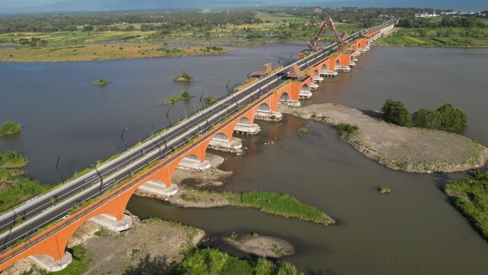 Foto aerial jembatan Kabanaran di Galur, Kulonprogo, DI Yogyakarta, Jumat (13/3/2026). Jembatan Kabanaran atau Jembatan Pandansimo yang menghubungkan Kabupaten Kulonprogo dan Bantul tersebut bișa menjadi jalur mudik alternatif untuk mengurai kemacetan di jalur utama sekaligus menjadi konektivitas pariwisata selatan Jawa. ANTARA FOTO/Hendra Nurdiyansyah