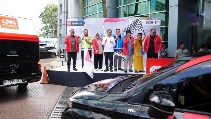 Kakorlantas Polri Irjen Agus Suryonugroho menghadiri pelepasan Tim Go Mudik CNN Indonesia