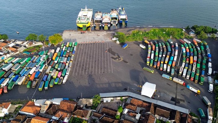 Foto udara sejumlah truk yang akan menyeberang ke Pulau Bali memadati buffer zone Dermaga Bulusan di Pelabuhan Ketapang, Banyuwangi, Jawa Timur, Kamis (12/3/2026). PT ASDP Ketapang menyiapkan tiga kantong parkir (buffer zone) diantaranya Dermaga Bulusan, Terminal Sritanjung dan Watu Dodol untuk mengurai kepadatan kendaraan dari Jawa menuju Bali melalui Pelabuhan Ketapang selama masa arus mudik Idul Fitri 2026. ANTARA FOTO/Budi Candra Setya/wsj.