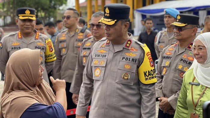 Kapolda Babel Irjen Viktor menyapa warga di pangan murah Bhaypark,