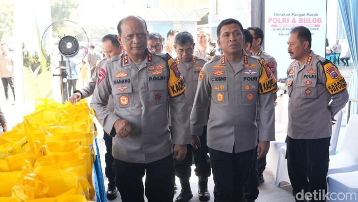 Kapolda Jatim Irjen Nanang Avianto bersama Kapolresta Sidoarjo Kombes Christian Tobing.