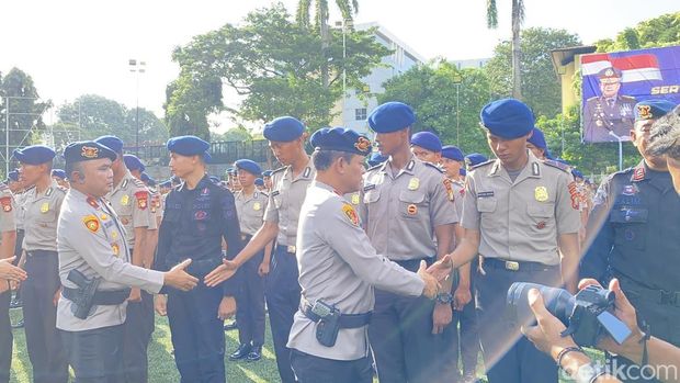 Kapolda Metro Jaya Irjen Asep Edi Suheri memimpin apel 1.000 personel Brimob remaja yang telah melaksanakan Pendidikan Dasar Brimob Tahun 2026. (Devi P/detikcom)