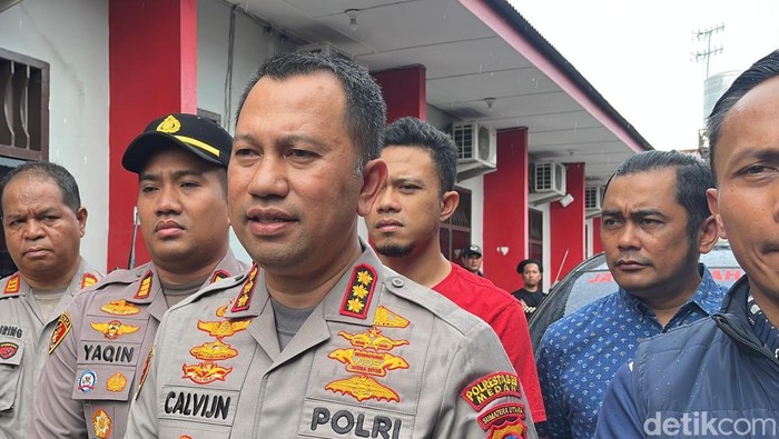 Kapolrestabes Medan Kombes Jean Calvijn saat prarekonstruksi di salah satu penginapan. (Foto: Finta Rahyuni/detikSumut)