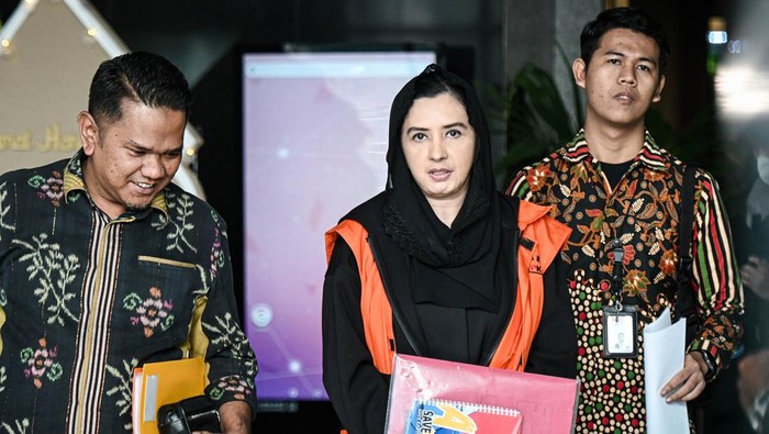 Tersangka kasus dugaan korupsi pengadaan barang dan jasa di Pemkab Pekalongan, Fadia Arafiq, berjalan meninggalkan gedung Merah Putih KPK setelah menjalani pemeriksaan lanjutan di Jakarta, Jumat (13/3/2026).