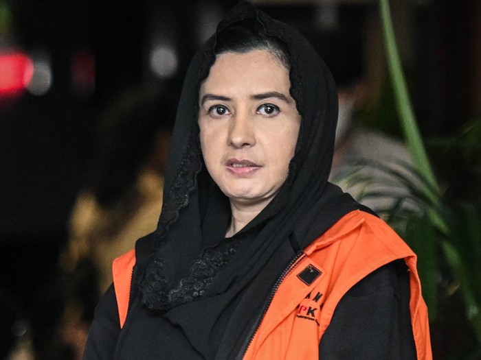 Tersangka kasus dugaan korupsi pengadaan barang dan jasa di Pemkab Pekalongan, Fadia Arafiq berjalan meninggalkan gedung Merah Putih KPK usai menjalani pemeriksaan lanjutan di Jakarta, Jumat (13/3/2026). Mantan Bupati Pekalongan Fadia Arafiq menjalan