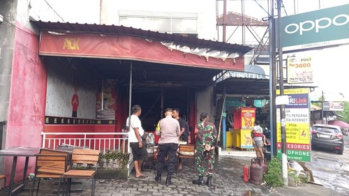 Gerai makanan siap saji di Jalan Wibisana Barat, Pemecutan Kaja, Denpasar Utara, terbakar pada Jumat (13/3/2026) pagi.