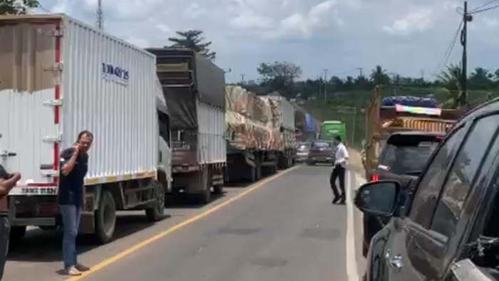 Kemacetan parah terjadi di Jalan Lintas Timur (Jalintim) Palembang-Betung