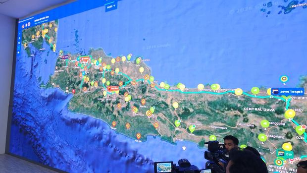 Kepala Korps Lalu Lintas (Kakorlantas) Polri Irjen Agus Suryonugroho memperkenalkan isi Command Center Km 29 Tol Cikampek, Jawa Barat