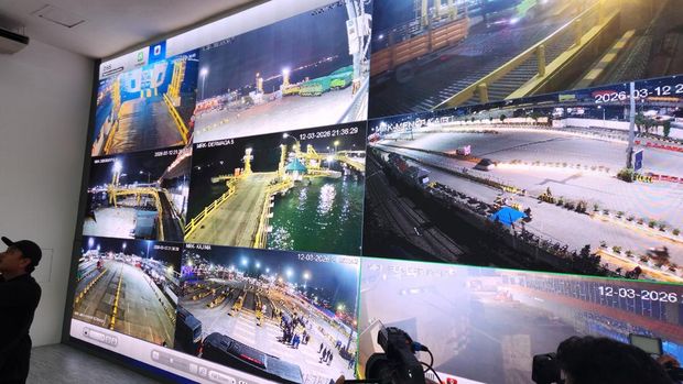 Kepala Korps Lalu Lintas (Kakorlantas) Polri Irjen Agus Suryonugroho memperkenalkan isi Command Center Km 29 Tol Cikampek, Jawa Barat