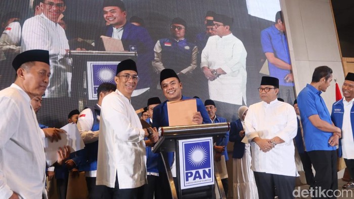 Ketua DPW PAN Jatim Ahmad Rizki Sadig menyerahkan SK pengurus kepada salah satu Ketua DPD di Jatim.