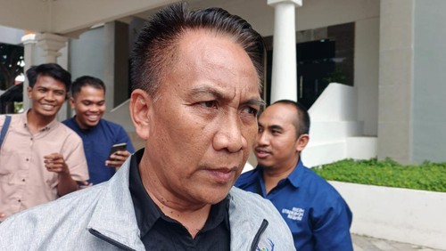 Ketua Satgas MBG NTB, Fathul Gani, memberikan keterangan kepada media massa, Jumat (13/3/2026). (Foto: Ahmad Viqi/detikBali)
