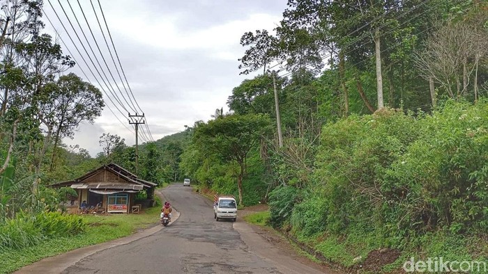 Kondisi Jalan Raya Cijapati, Kabupaten Bandung.