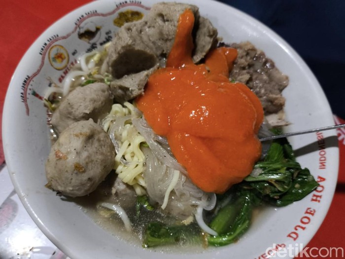 Kuliner bakso di Kuningan.
